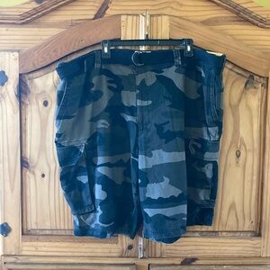 Men True Nation gray black camouflage cargo shorts size 50 - NWT